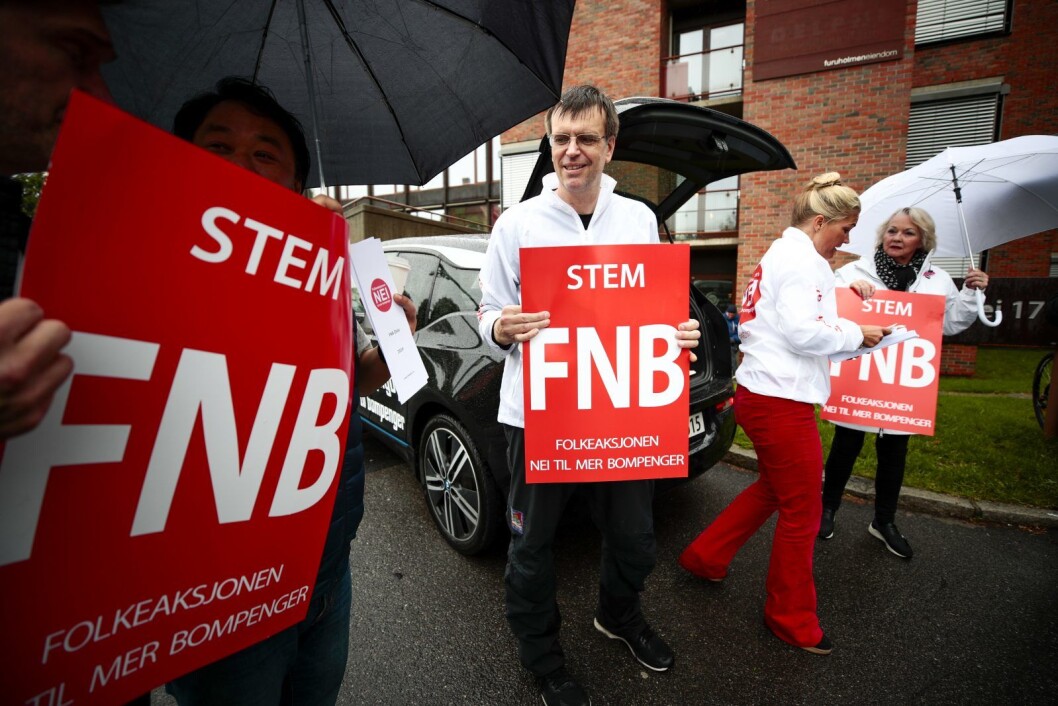 FNBs førstekandidat i Oslo, Bjørn Revil (i midten) og andrekandidat Cecilie Lyngby (nr. to f.h.) demonstrerer med synelige plakater ved bommen i Middelthunsgate lørdag. Foto: Lise Åserud / NTB scanpix FNBs førstekandidat i Oslo, Bjørn Revil (i midten) og andrekandidat Cecilie Lyngby (nr. to f.h.) demonstrerer med synelige plakater ved bommen i Middelthunsgate lørdag. Foto: Lise Åserud / NTB scanpix