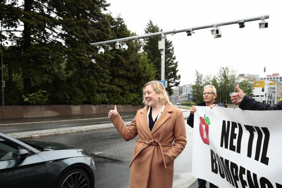 Frps førstekandidat i Oslo, Aina Stenersen, demonstrerte ved den nye bommen som er satt opp rett ved Østre Gravlund på Helsfyr. Foto: Lise Åserud / NTB scanpix