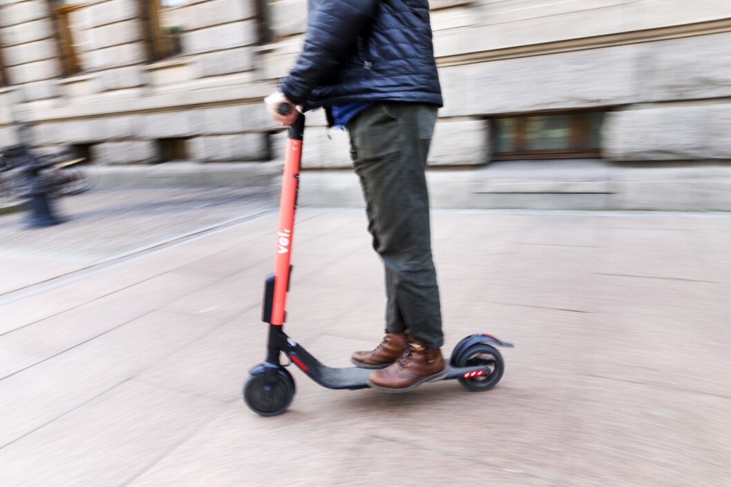 Mens man mister lappen bare for å sette seg i førersetet på en bil med promille, kan man i prinsippet kjøre lovlig i fylla på elsparkesykkel og ståhjuling. Foto: Gorm Kallestad / NTB scanpix Mens man mister lappen bare for å sette seg i førersetet på en bil med promille, kan man i prinsippet kjøre lovlig i fylla på elsparkesykkel og ståhjuling. Foto: Gorm Kallestad / NTB scanpix