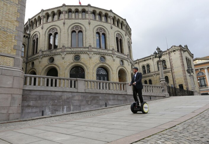 Frps samferdselsminister Jon Georg Dale mens han var statssekretær prøver seg på en Segway ned Løvebakken. Nå har en lovendring gjort det tillatt å kjøre Segway og andre elektriske fremkomstmidler med promille. Foto: Terje Bendiksby / NTB scanpix Frps samferdselsminister Jon Georg Dale mens han var statssekretær prøver seg på en Segway ned Løvebakken. Nå har en lovendring gjort det tillatt å kjøre Segway og andre elektriske fremkomstmidler med promille. Foto: Terje Bendiksby / NTB scanpix
