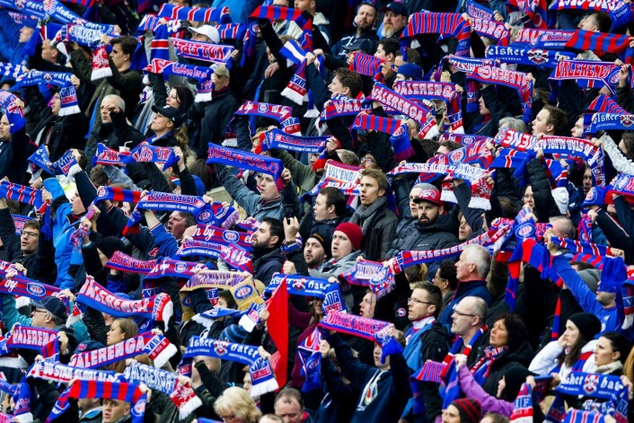 Vålerenga-supportere synger det som er blitt klubb-hymnen "Vålerenga kjerke" før alle hjemmekamper. Med klubbskjerfet hevet over hodet. Foto: Erlend Aas / NTB scanpix Vålerenga-supportere synger det som er blitt klubb-hymnen "Vålerenga kjerke" før alle hjemmekamper. Med klubbskjerfet hevet over hodet. Foto: Erlend Aas / NTB scanpix