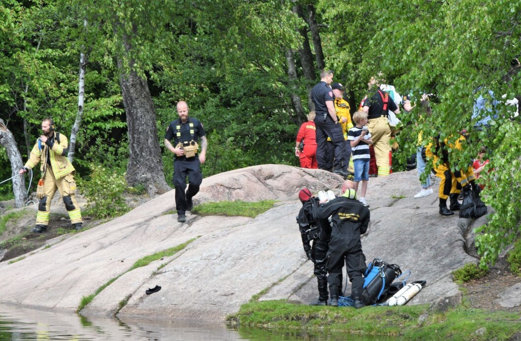 Ved 15.15-tiden var 19 personer hentet opp av vannet, og det var ikke meldt om flere savnede. Men nødetatene fortsatt likevel søk. Foto: Christian Boger Ved 15.15-tiden var 19 personer hentet opp av vannet, og det var ikke meldt om flere savnede. Men nødetatene fortsatt likevel søk. Foto: Christian Boger