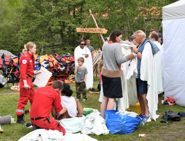 Passasjerene fra den kantrede taufergen blir tatt hånd om av helsepersonell. Foto: Christian Boger Passasjerene fra den kantrede taufergen blir tatt hånd om av helsepersonell. Foto: Christian Boger