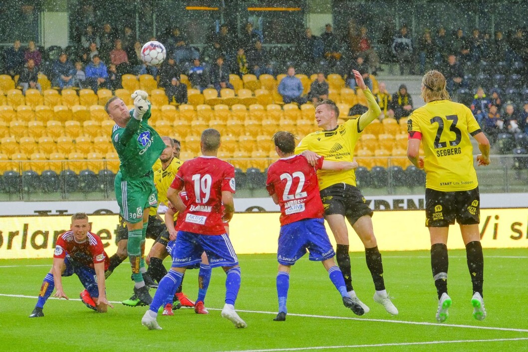 Regnet bøttet ned i andre omgang i Kristiansand. Her bokser Idar Nordbye Lysgård unna en Start-corner. Øvrige skeidspillere på bildet er fra venstre, Fredrik Berglie, Ahmed El-Amrani og Henning Tønsberg Andresen. Foto: Tor Erik Schrøder / NTB scanpix Regnet bøttet ned i andre omgang i Kristiansand. Her bokser Idar Nordbye Lysgård unna en Start-corner. Øvrige skeidspillere på bildet er fra venstre, Fredrik Berglie, Ahmed El-Amrani og Henning Tønsberg Andresen. Foto: Tor Erik Schrøder / NTB scanpix
