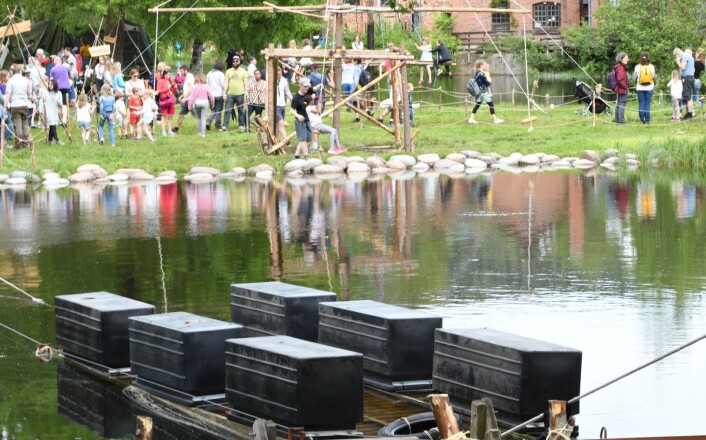 Den kantrede taufergen be liggende med bunnen i været etter ulykken på søndagens speiderarrangement ved Frysjadammen. Foto: Christian Boger Den kantrede taufergen be liggende med bunnen i været etter ulykken på søndagens speiderarrangement ved Frysjadammen. Foto: Christian Boger