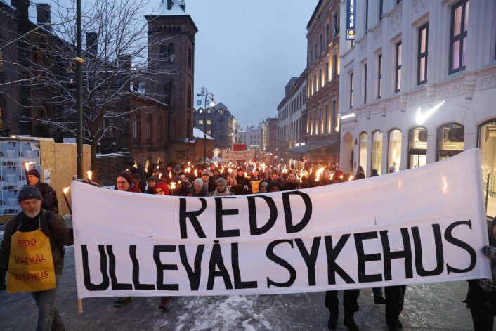 En lang rekke fagforeninger og organisasjoner gikk i vinter i fakkeltog for å redde Ullevål sykehus. Blant deltakerne var LO Oslo, Oslo legeforening, Fagforbundet Oslo, Aker Sykehus Venner, Redd Ullevål Sykehus, Helsetjenesteaksjonen, Den norske Jordmorforening, Psykologforeningen OUS og Folkebevegelsen for lokalsykehusene. Foto: Terje Bendiksby / NTB scanpix En lang rekke fagforeninger og organisasjoner gikk i vinter i fakkeltog for å redde Ullevål sykehus. Blant deltakerne var LO Oslo, Oslo legeforening, Fagforbundet Oslo, Aker Sykehus Venner, Redd Ullevål Sykehus, Helsetjenesteaksjonen, Den norske Jordmorforening, Psykologforeningen OUS og Folkebevegelsen for lokalsykehusene. Foto: Terje Bendiksby / NTB scanpix