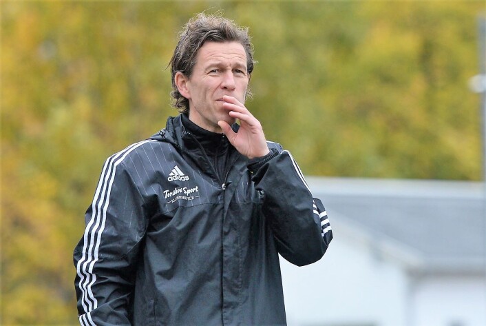 44-åringen Morten Berre, assistenttrener i Skeid, måtte på grunn av lagets mange skader stille parat på innbytterbenken mot Start. Foto: Anders Vindegg 44-åringen Morten Berre, assistenttrener i Skeid, måtte på grunn av lagets mange skader stille parat på innbytterbenken mot Start. Foto: Anders Vindegg