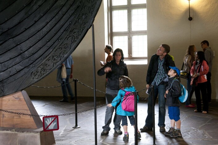Turister ser på Osebergskipet. Det har vekket internasjonal oppsikt at norske myndigheter ikke setter av penger til vern av vikingskipene på Bygdøy. Foto: Tor Erik Schrøder / NTB scanpix Turister ser på Osebergskipet. Det har vekket internasjonal oppsikt at norske myndigheter ikke setter av penger til vern av vikingskipene på Bygdøy. Foto: Tor Erik Schrøder / NTB scanpix