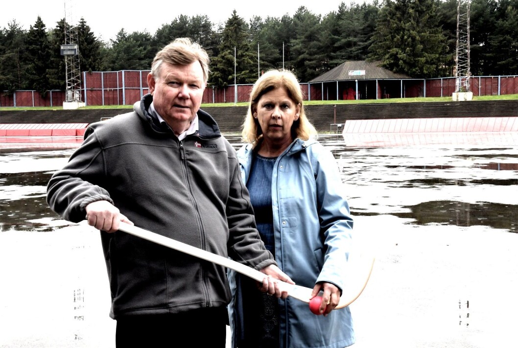 Anleggsansvarlig i bandyforbundet, Tor Audun Sørensen, og bystyrerepresentant for Frp, Camilla Wilhelmsen, mener byrådets skrinlegging av planene om en ishall på Valle Hovin er et svik mot breddeidretten. Foto: Christian Boger Anleggsansvarlig i bandyforbundet, Tor Audun Sørensen, og bystyrerepresentant for Frp, Camilla Wilhelmsen, mener byrådets skrinlegging av planene om en ishall på Valle Hovin er et svik mot breddeidretten. Foto: Christian Boger