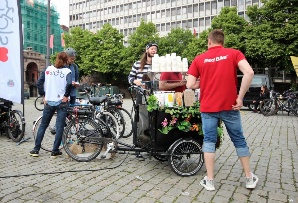 En av gutta fra Red Bike tar seg en kaffe i den syklende kaffebaren. Foto: André Kjernsli