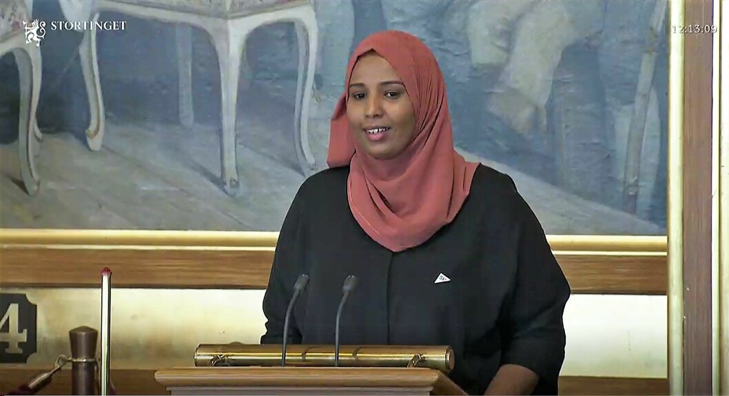 Marian Hussein er den første norsksomalieren som taler fra Stortingets talerstol. Foto: Stortinget