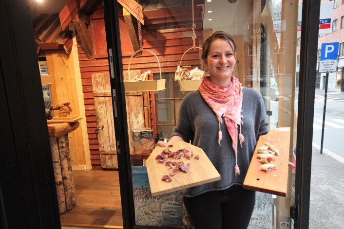 Kaya Stenstadvold Rygh tilbyr deilige smaksprøver til forbipasserende. Foto: André Kjernsli Kaya Stenstadvold Rygh tilbyr deilige smaksprøver til forbipasserende. Foto: André Kjernsli