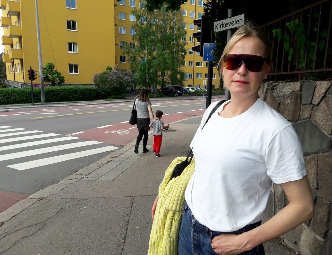 Synne Skjulstad orker ikke lenger å se på de farlige situasjonene skolebarna kommer opp i . � Vi kan ikke vente at bren skal kunne lese og forstå det kompliserte trafikkbilde i krysset, sier Synne Skjulstad. Foto: Anders Høilund Synne Skjulstad orker ikke lenger å se på de farlige situasjonene skolebarna kommer opp i . � Vi kan ikke vente at bren skal kunne lese og forstå det kompliserte trafikkbilde i krysset, sier Synne Skjulstad. Foto: Anders Høilund