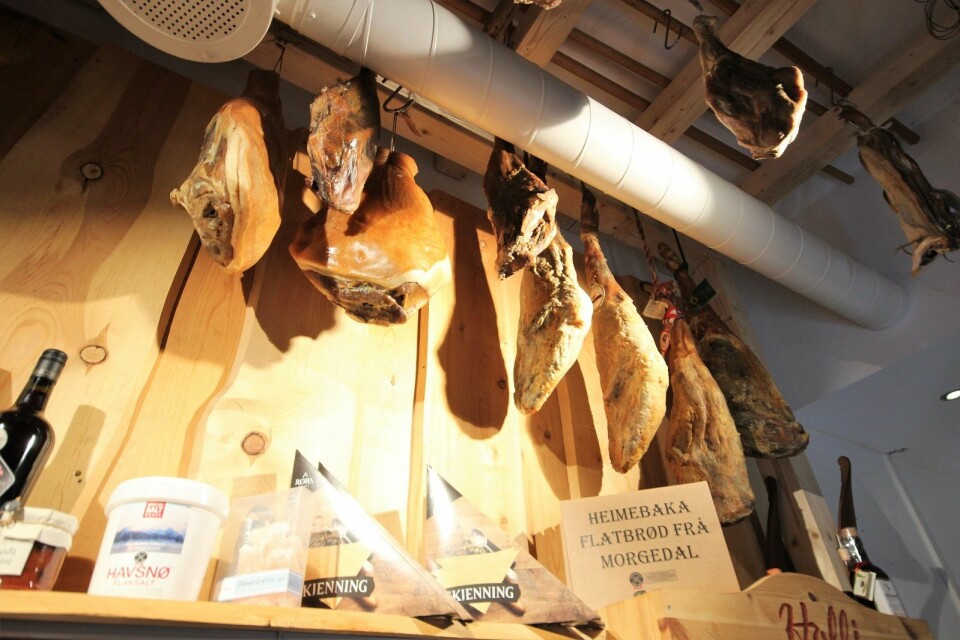 Skinke nr tre fra venstre er en Pata Negra som ble kjøpt inn i 1996. Den er IKKE til salgs. Foto: André Kjernsli