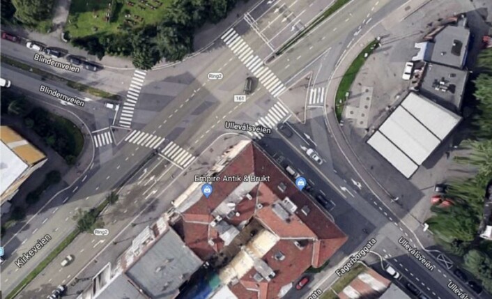 Slik ser det trafikkfarlige krysset ut ovenfra. Ullevålsveien møter Kirkeveien i det store og uoversiktlige krysset. Slik ser det trafikkfarlige krysset ut ovenfra. Ullevålsveien møter Kirkeveien i det store og uoversiktlige krysset.