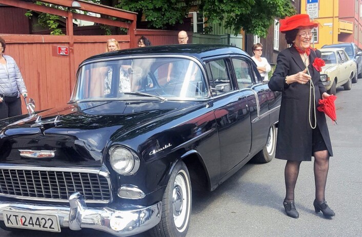 Opptil 500 mennesker møtte opp for å hedre Olsenbanden. Her er en av beundrerne. Foto: Käthe Hermstad Opptil 500 mennesker møtte opp for å hedre Olsenbanden. Her er en av beundrerne. Foto: Käthe Hermstad
