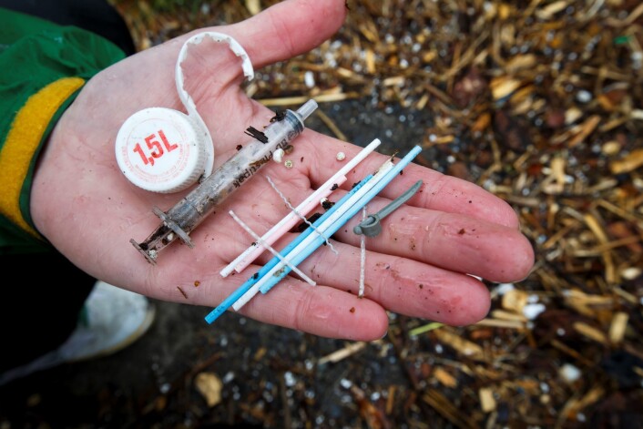 Tonnevis med plastavfall og plastpellets ligger på strendene. Foto: Heiko Junge / NTB scanpix Tonnevis med plastavfall og plastpellets ligger på strendene. Foto: Heiko Junge / NTB scanpix