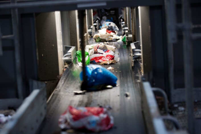 Fra det transportbåndet på Klemetsrud energigjenvinningsanlegg (som skiller mellom grønne og blå poser) fra privathusholdninger. Plasten går til Tyskland. Foto: Berit Roald / NTB scanpix Fra det transportbåndet på Klemetsrud energigjenvinningsanlegg (som skiller mellom grønne og blå poser) fra privathusholdninger. Plasten går til Tyskland. Foto: Berit Roald / NTB scanpix