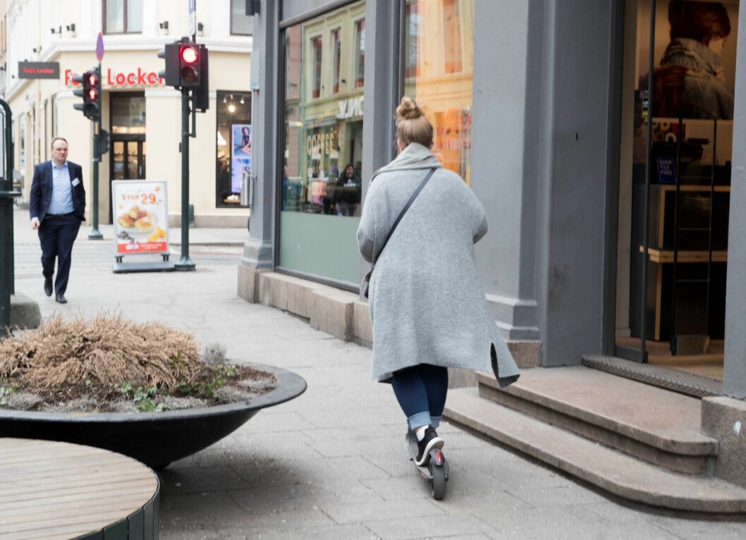 En mengde sparkesykler kan man leie i byen i Oslo. Elektrisk sparkesykkel. Foto: Terje Pedersen / NTB scanpix