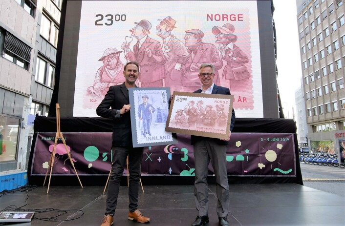 Egil Nyhus (til venstre) har tegnet motivene på Olsenbanden-frimerkene. Her viser han de fram sammen med frimerkedirektør Halvor Fasting. Foto: Tore Oksnes, Posten Egil Nyhus (til venstre) har tegnet motivene på Olsenbanden-frimerkene. Her viser han de fram sammen med frimerkedirektør Halvor Fasting. Foto: Tore Oksnes, Posten