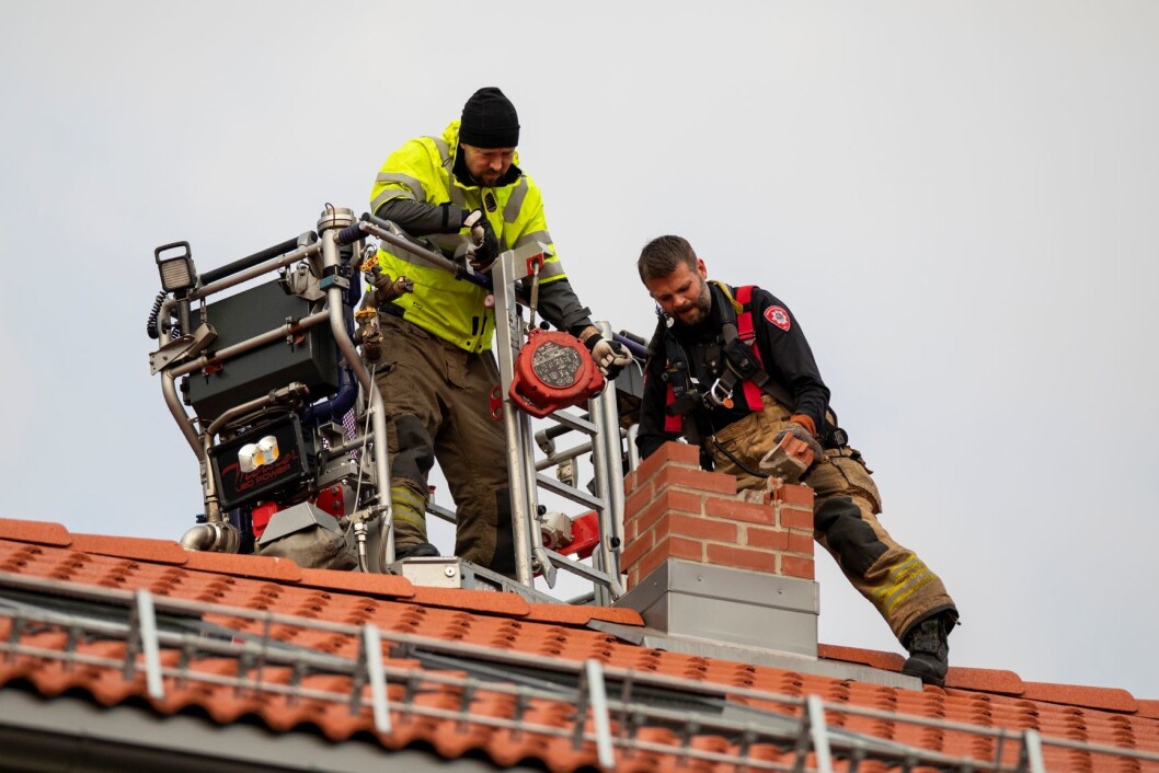 Brannmannskaper måtte demontere resten av denne pipa på en boligblokk på Tøyen etter uværet i hovedstaden torsdag. Pipa ble trolig truffet av lynet. Foto: Tore Meek / NTB scanpix Brannmannskaper måtte demontere resten av denne pipa på en boligblokk på Tøyen etter uværet i hovedstaden torsdag. Pipa ble trolig truffet av lynet. Foto: Tore Meek / NTB scanpix