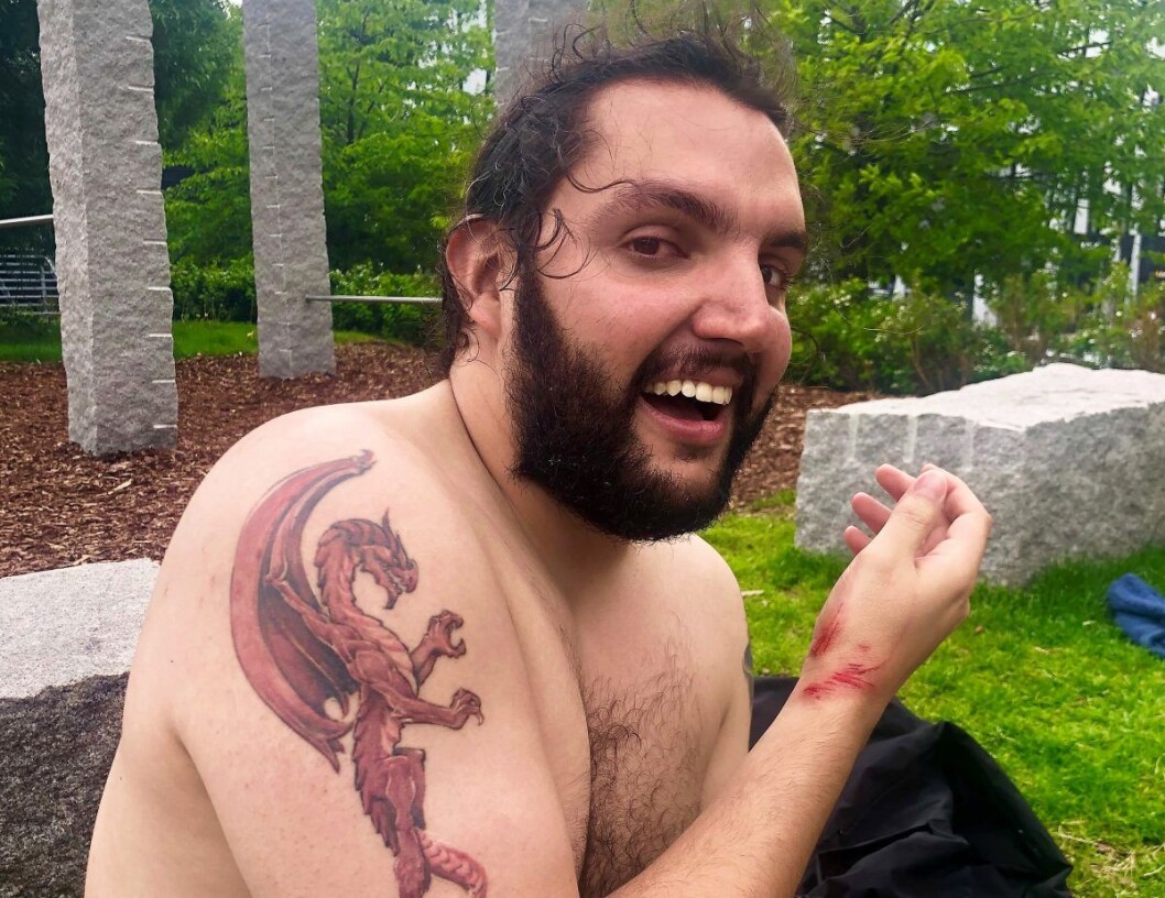 Ulykkelsesfuglen på bildet, Mateo Pereira Londoño (30), fra Colombia, tok det hele med tilsynelatende godt humør og har en spennende historie med seg hjem i bagasjen. Foto: Kaja Sandsdalen Ulykkelsesfuglen på bildet, Mateo Pereira Londoño (30), fra Colombia, tok det hele med tilsynelatende godt humør og har en spennende historie med seg hjem i bagasjen. Foto: Kaja Sandsdalen