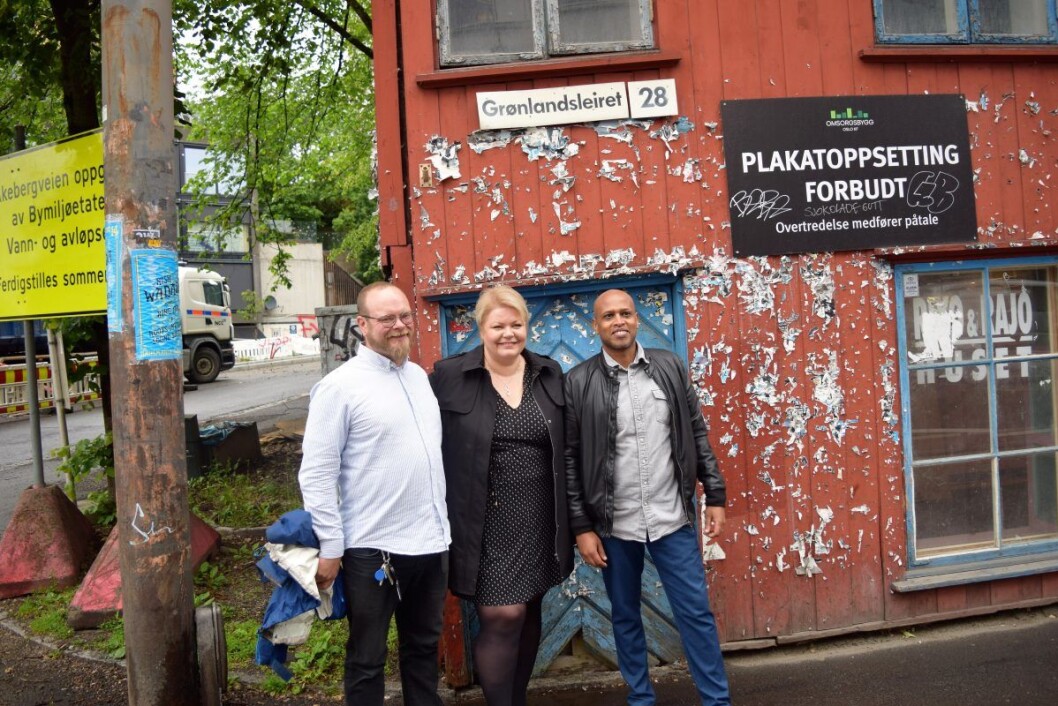 Disse tre har lagt planene for plakathusets fremtid. Fra venstre: Leo Rygnestad, fra Områdeløft Tøyen og Grønland, byråd Marte Scharning Lund og leder av Tøyen Unlimited, Yasin Jama. Foto: Magnus Evenstuen. Foto: Magnus Evenstuen Disse tre har lagt planene for plakathusets fremtid. Fra venstre: Leo Rygnestad, fra Områdeløft Tøyen og Grønland, byråd Marte Scharning Lund og leder av Tøyen Unlimited, Yasin Jama. Foto: Magnus Evenstuen. Foto: Magnus Evenstuen