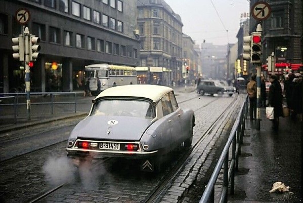 Frp vil ta oss tilbake til en fordums tid da byutviklingen handlet om å legge til rette for bilen, mener skribenten. foto: Frank Thomassen, Oslo Museum Frp vil ta oss tilbake til en fordums tid da byutviklingen handlet om å legge til rette for bilen, mener skribenten. foto: Frank Thomassen, Oslo Museum