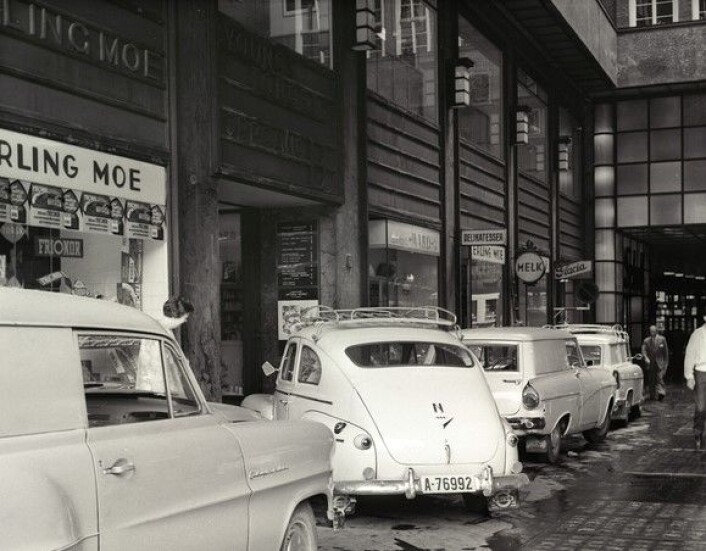 Biltrafikk i Folketeaterpassasjen,<br />juni 1961. Hit vil Frp ta oss tilbake, mener skribenten. Foto: Arbeiderbladet / Arbeiderbevegelsens arkiv og bibliotek Biltrafikk i Folketeaterpassasjen,<br />juni 1961. Hit vil Frp ta oss tilbake, mener skribenten. Foto: Arbeiderbladet / Arbeiderbevegelsens arkiv og bibliotek