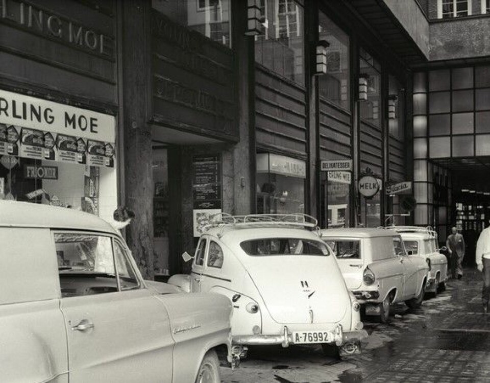 Biltrafikk i Folketeaterpassasjen,juni 1961. Hit vil Frp ta oss tilbake, mener skribenten. Foto: Arbeiderbladet / Arbeiderbevegelsens arkiv og bibliotek
