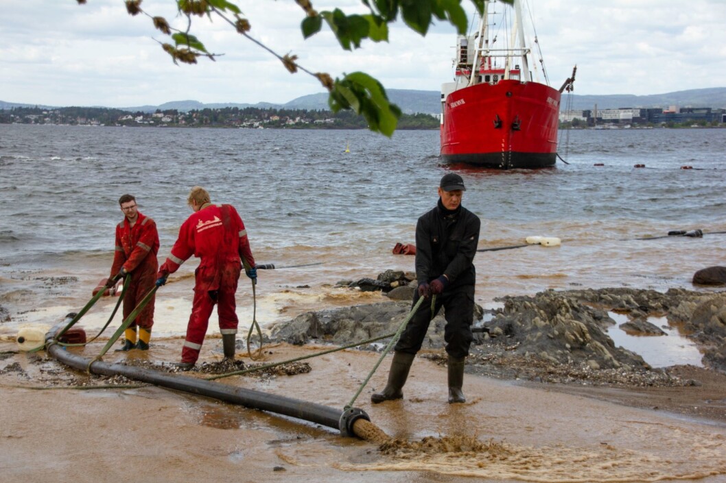 Audun Nilsen, Tarjei Pettersen og Constantinas passer på at sanden kommer der den skal. Foto: Hans Magnus Borge Audun Nilsen, Tarjei Pettersen og Constantinas passer på at sanden kommer der den skal. Foto: Hans Magnus Borge