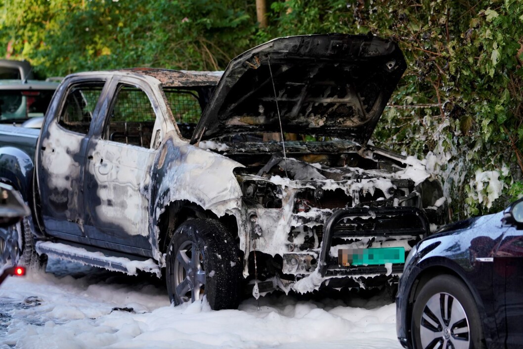 To biler har tatt fyr på Tåsen i Oslo natt til mandag andre pinsedag. Politiets teori er at bilene skal ha blitt påsatt. En tredje bil er også rammet av brannen. Foto: Fredrik Hagen / NTB scanpix To biler har tatt fyr på Tåsen i Oslo natt til mandag andre pinsedag. Politiets teori er at bilene skal ha blitt påsatt. En tredje bil er også rammet av brannen. Foto: Fredrik Hagen / NTB scanpix