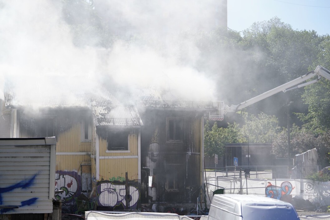 Det brenner kraftig i en i utgangspunktet ubebodd enebolig på Carl Berner i Oslo. Flere personer hoppet ut av vinduene etter at brannen startet. Foto: Fredrik Hagen / NTB scanpix Det brenner kraftig i en i utgangspunktet ubebodd enebolig på Carl Berner i Oslo. Flere personer hoppet ut av vinduene etter at brannen startet. Foto: Fredrik Hagen / NTB scanpix