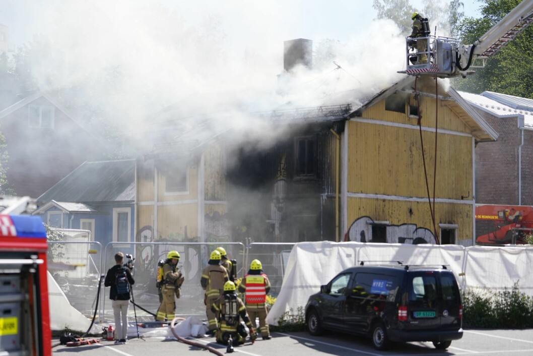 Det brenner kraftig i en i utgangspunktet ubebodd enebolig på Carl Berner i Oslo. Flere personer hoppet ut av vinduene etter at brannen startet. Foto: Fredrik Hagen / NTB scanpix
