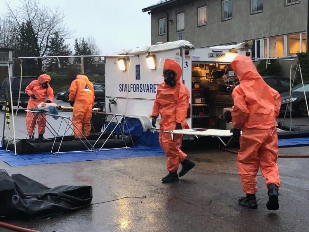 � Det kan selvfølgelig se litt skummelt ut med beskyttelsesdrakter og gassmasker, men det kan redde liv, forklarer distriktssjef Jon B. Berntsen i Sivilforsvaret. Foto: Jon B. Berntsen / Sivilforsvaret � Det kan selvfølgelig se litt skummelt ut med beskyttelsesdrakter og gassmasker, men det kan redde liv, forklarer distriktssjef Jon B. Berntsen i Sivilforsvaret. Foto: Jon B. Berntsen / Sivilforsvaret