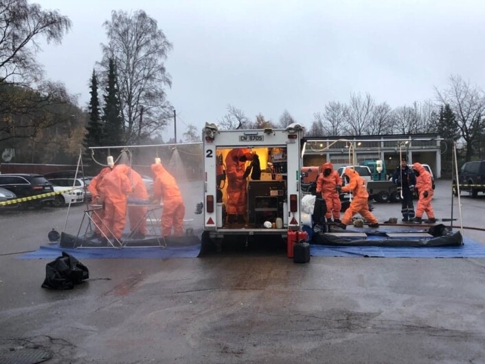 Med vernedrakter og gassmasker skal Sivilforsvarets mobile renseenhet kunne fjerne kjemikalier og eksplosive rester. Foto: Jon B. Berntsen / Sivilforsvaret Med vernedrakter og gassmasker skal Sivilforsvarets mobile renseenhet kunne fjerne kjemikalier og eksplosive rester. Foto: Jon B. Berntsen / Sivilforsvaret