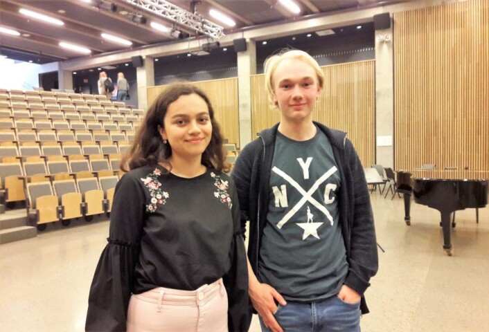 Victoria Karishma Hossain og Bendik Sparre Hovet har arrangert de politiske møtene på Oslo katedralskole i år. Politikk i lunsjen, det blir plunsj. Foto: Anders Høilund Victoria Karishma Hossain og Bendik Sparre Hovet har arrangert de politiske møtene på Oslo katedralskole i år. Politikk i lunsjen, det blir plunsj. Foto: Anders Høilund