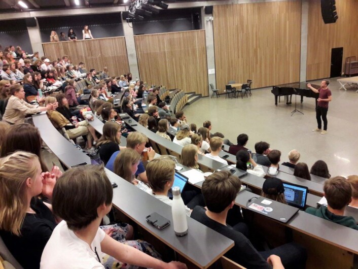 Det vakreste med Norge, det er at det er liten forskjell på folk, mener Audun Lysbakken. Bare noen dager før skoleferien møter elevene opp frivillig for å høre på og diskutere politikk. Foto: Anders Høilund Det vakreste med Norge, det er at det er liten forskjell på folk, mener Audun Lysbakken. Bare noen dager før skoleferien møter elevene opp frivillig for å høre på og diskutere politikk. Foto: Anders Høilund