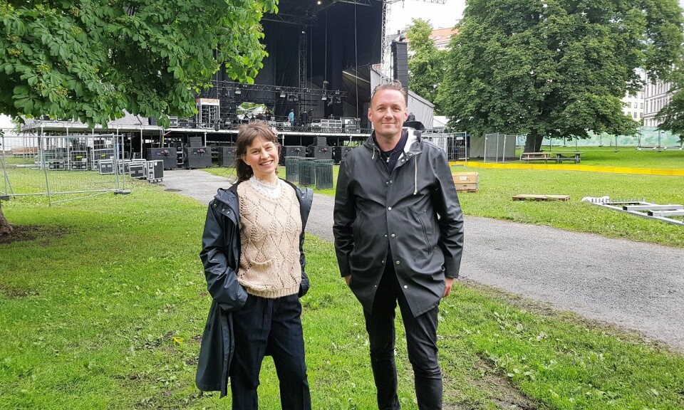 Kulturbyråd Rina Mariann Hansen (Ap) og konsertarrangør Peer Osmundsvaag ser fram til årets 'Piknik i Parken'-festival i Sofienbergparken.  Foto Christian Boger