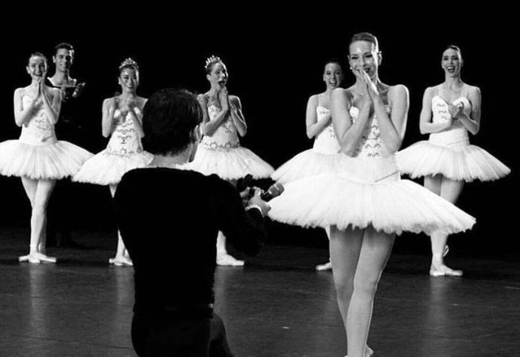 Her frir ballettdanser Erik Murzagaliyev til sin utkårede Freya Thomas. Foto: Jørund Langeggen Her frir ballettdanser Erik Murzagaliyev til sin utkårede Freya Thomas. Foto: Jørund Langeggen