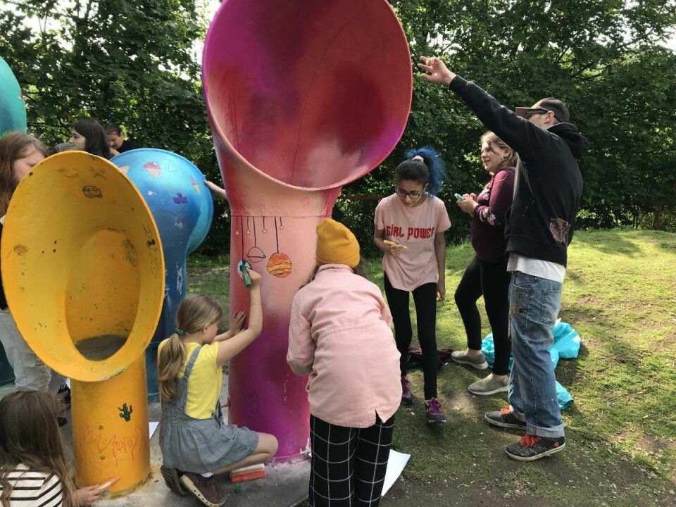 Barna fra 5. trinn på Gamlebyen skole og grafitti-kunstner Espen Henningsen lager kunst sammen i parken til Gamlebyen Sport & Fritid. Foto: Kulturbyrået Mesén