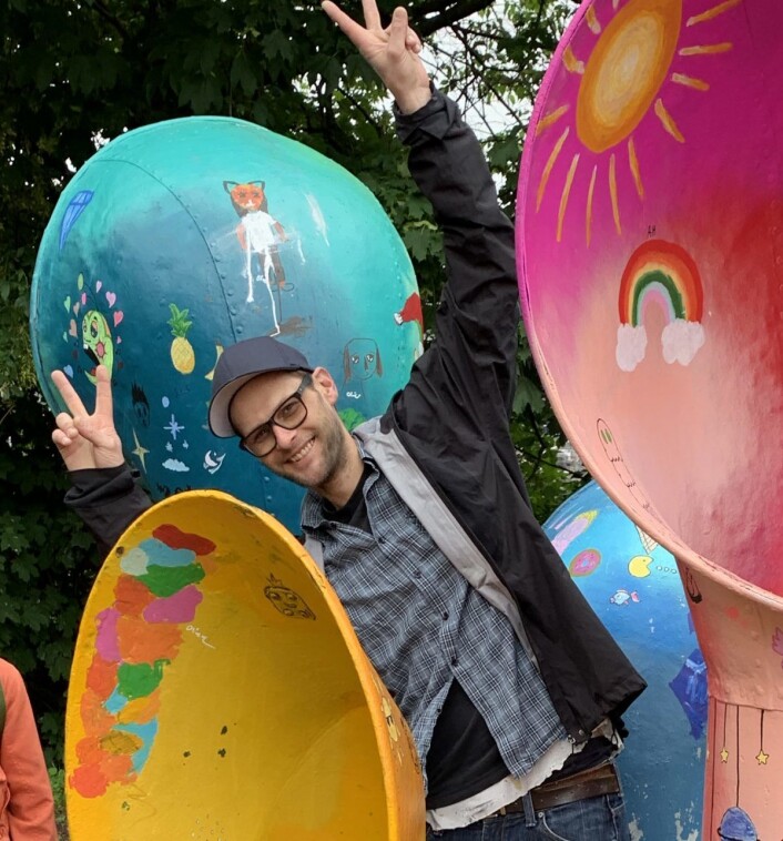 Graffitikunstner Espen Henningsen hjalp barna med å pynte i parken sin. Foto: Kulturbyrået Mesén Graffitikunstner Espen Henningsen hjalp barna med å pynte i parken sin. Foto: Kulturbyrået Mesén