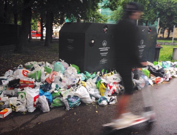 Renovasjonsetaten har mottatt klager på at det flyter av plastposer med glass og metallemballasje også andre steder i byen. Foto: Arne Raanaas Renovasjonsetaten har mottatt klager på at det flyter av plastposer med glass og metallemballasje også andre steder i byen. Foto: Arne Raanaas