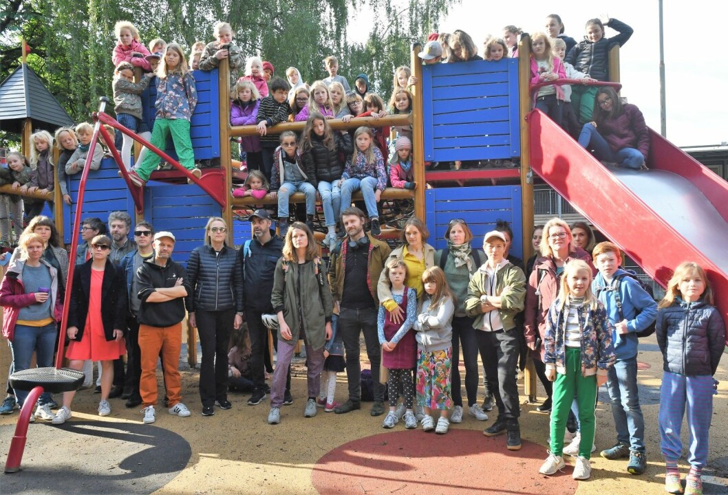 Barn og foreldre ved Vålerenga skole står sammen i kampen mot bane Nors utbyggingsplaner som de mener vil rasere dagens skolegård. Foto: Christian Boger