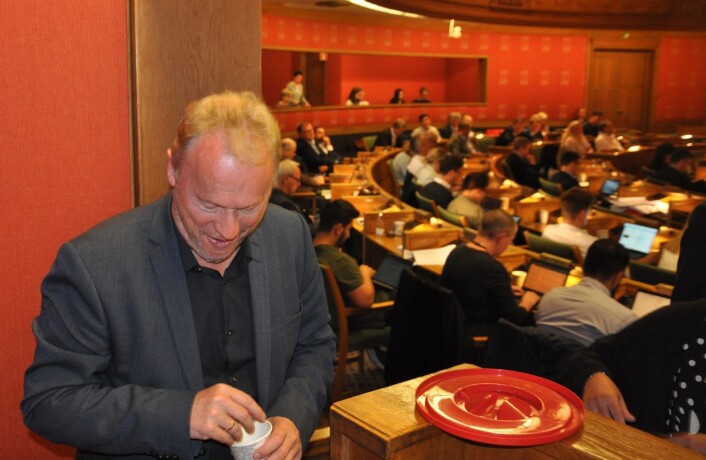 Arbeiderpartiets bystyrerepresentanter har felles smågodt stående i presselosjen. Innimellom vanker det litt godteri på Oslos byrådsleder også under lange kveldsmøter. Foto: Arnsten Linstad Arbeiderpartiets bystyrerepresentanter har felles smågodt stående i presselosjen. Innimellom vanker det litt godteri på Oslos byrådsleder også under lange kveldsmøter. Foto: Arnsten Linstad