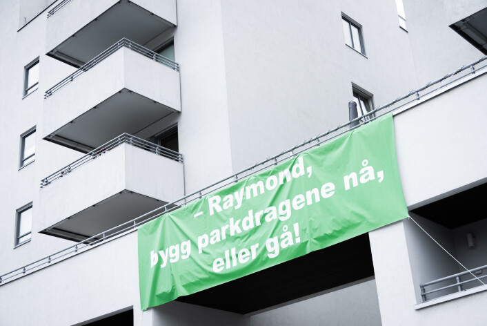 Et stort banner henger på Ellipseplassen. Budskapet er ikke til å misforstå. Foto: Bjørnar Morønning Et stort banner henger på Ellipseplassen. Budskapet er ikke til å misforstå. Foto: Bjørnar Morønning