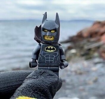 Lille Batman ble funnet i strandkanten på Nesodden, og reddet fra en skjebne som mikroplast av Anja Stokkan. Foto: Anja Stokkan Lille Batman ble funnet i strandkanten på Nesodden, og reddet fra en skjebne som mikroplast av Anja Stokkan. Foto: Anja Stokkan