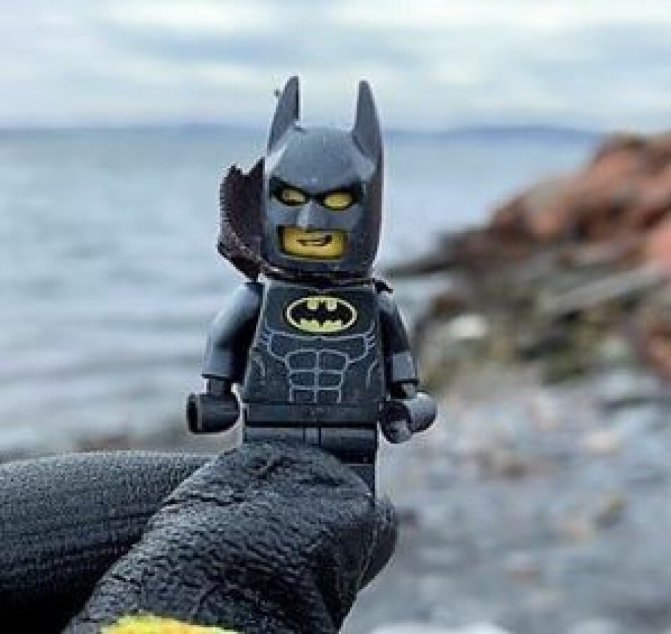 Lille Batman ble funnet i strandkanten på Nesodden, og reddet fra en skjebne som mikroplast av Anja Stokkan. Foto: Anja Stokkan