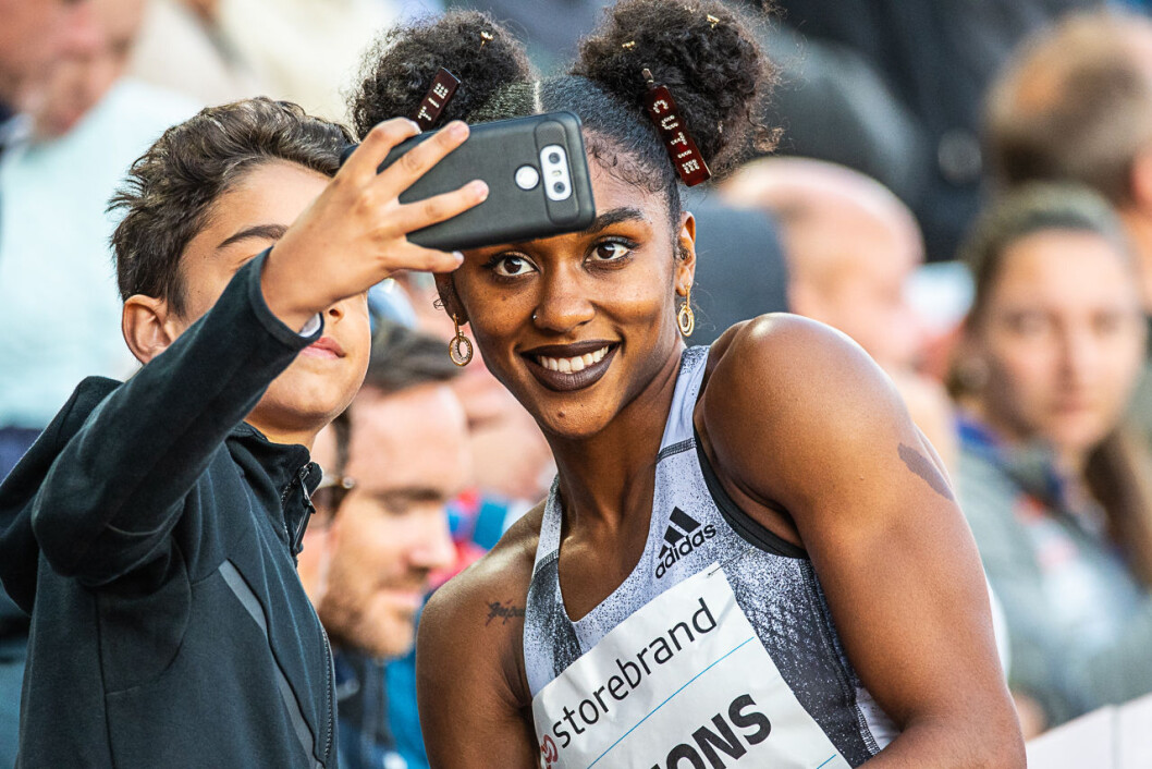 En heldig fan får en selfie med vinneren av 100 meter hekk, amerikanske Christina Clemons. Foto: Willy Larsen En heldig fan får en selfie med vinneren av 100 meter hekk, amerikanske Christina Clemons. Foto: Willy Larsen