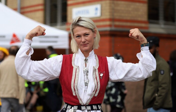 Bunadsgeriljaen, her representert ved Idun Berge, slo ring om fødeavdelingen. Foto: André Kjernsli Bunadsgeriljaen, her representert ved Idun Berge, slo ring om fødeavdelingen. Foto: André Kjernsli